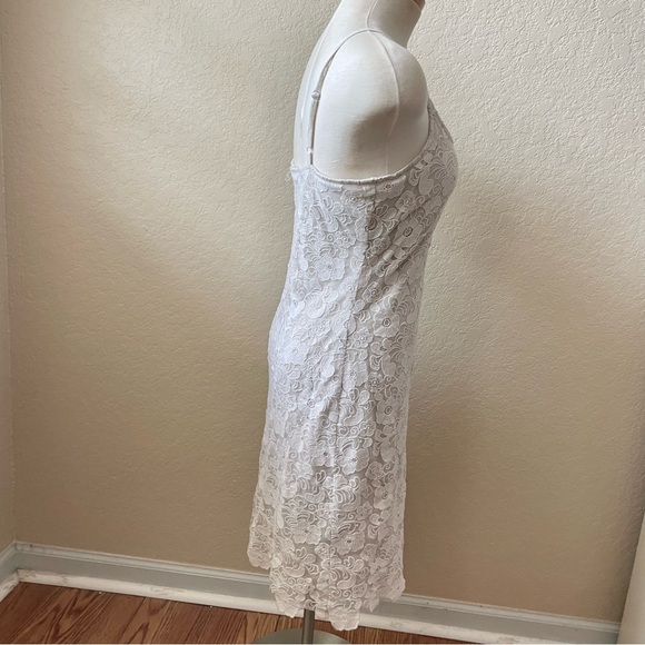 Off-White Lace Spaghetti Strap Dress
En-Crème - Picture 5 of 6